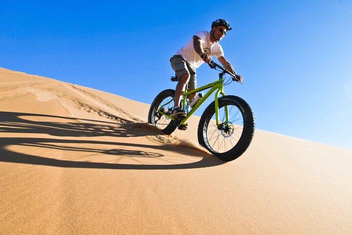 Passeio de bicicleta gorda no deserto