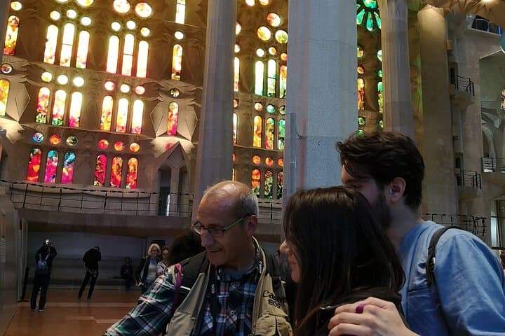 Barcelona: Private Food & Drink Tour + Sagrada Família Tickets