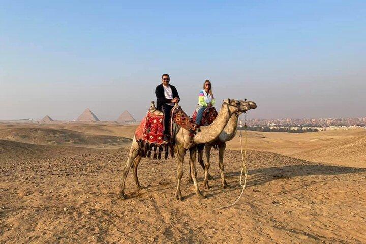 Excursion d'une journée Visitez les pyramides de Gizeh avec quad et balade à dos de chameau