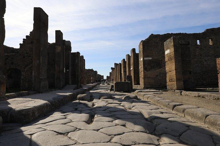 Pompeii: 3 Hour Private Tour with an Archeologist Guide