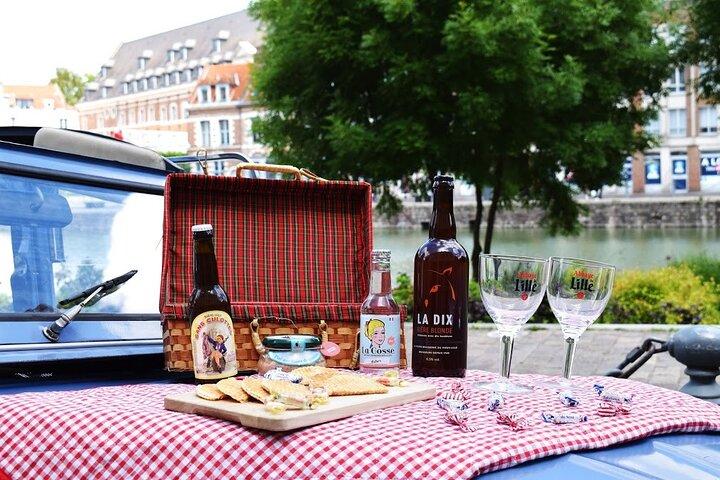 Visite privée d'1h00 en 2CV décapotable avec dégustation de produits régionaux