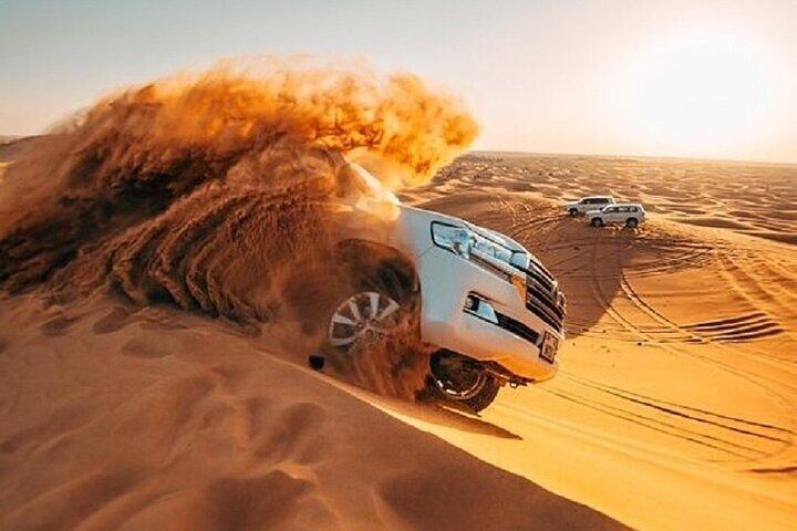 1-stündiges Selbstfahrer-Wüstenbuggy-Abenteuer: Kamelritt und Sandboard