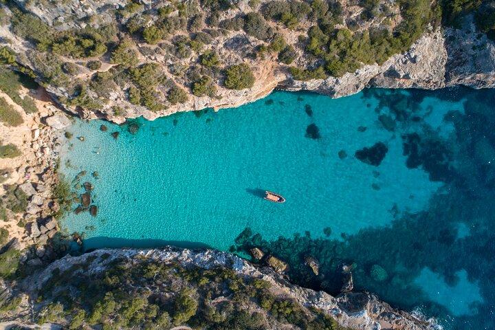 Cala Figuera から Calo de Moro、S'almonia、Cala Màrmols へのボートトリップ。マヨルカ。