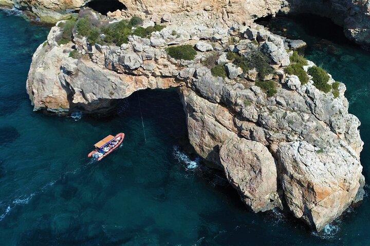 Cala Figuera から Calo de Moro、S'almonia、Cala Màrmols へのボートトリップ。マヨルカ。