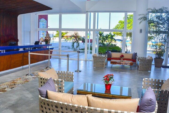 Privat lufthavnstransport til Royal Decameron Cornwall Beach Resort