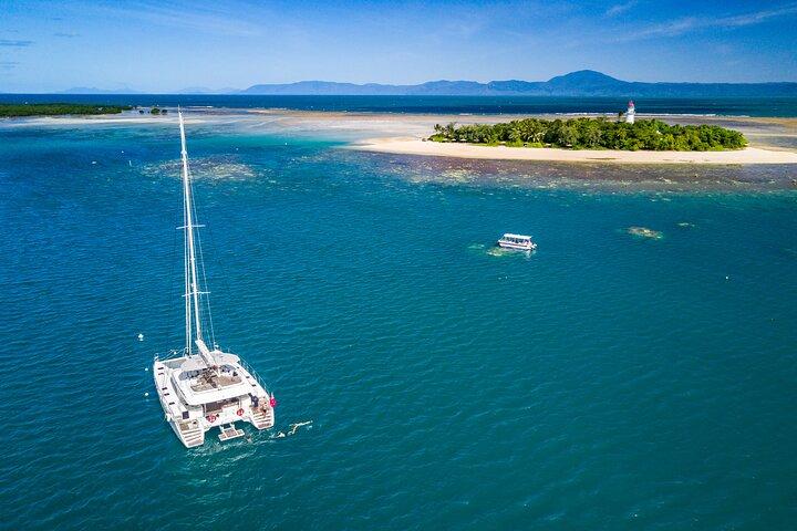 Heldagssegling och snorkling på låga öar från Port Douglas