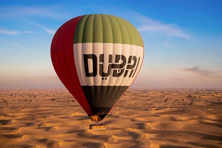 Balade en montgolfière à Dubaï avec balade dans les dunes, balade à dos de chameau et à cheval