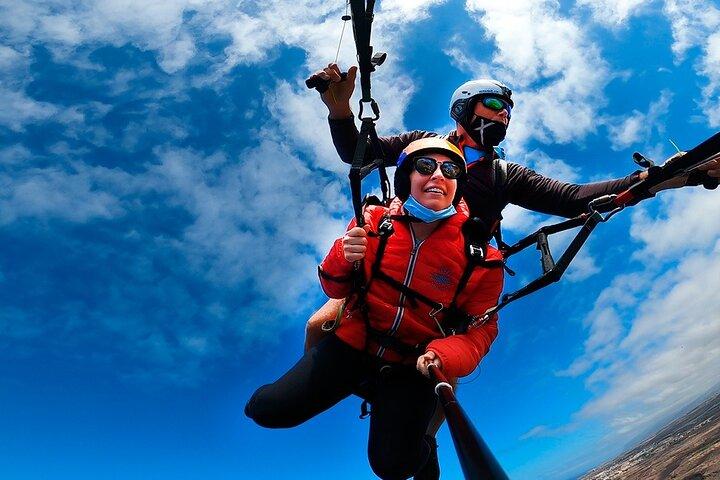 Akrobatischer Gleitschirmflug mit spanischem Meister auf Teneriffa