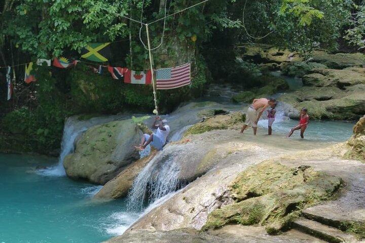 Blue Hole/Secert Falls e Dunns River Combo Tour