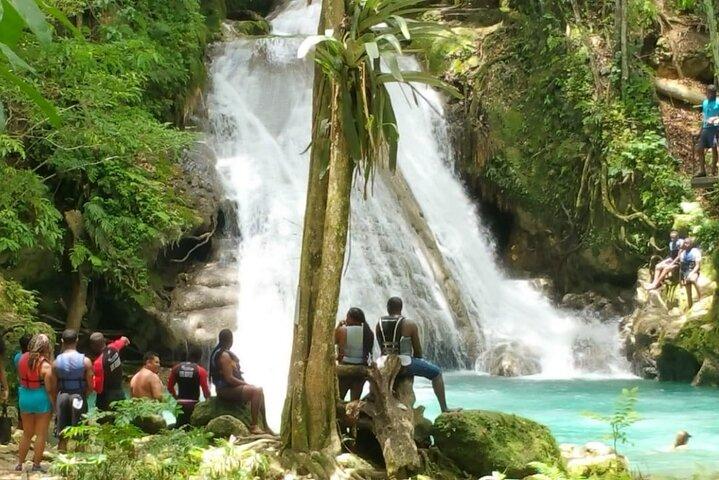 Blue Hole/Secert Falls e Dunns River Combo Tour