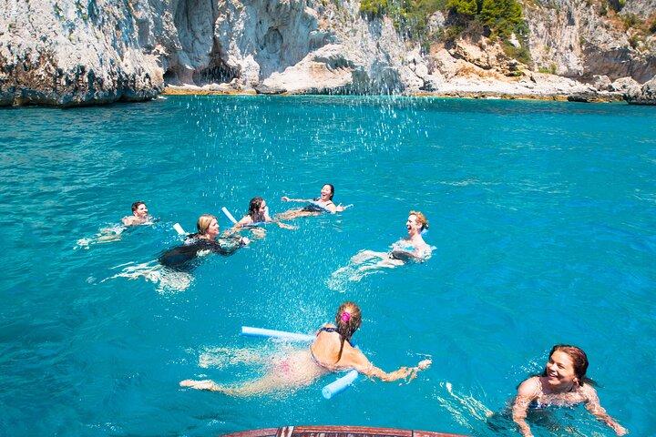 Excursion en bateau privé de Sorrente à Capri sur un Gozzo classique 8.50