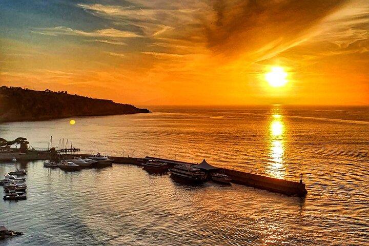Tour privado de barco do pôr do sol com aperitivo de Sorrento