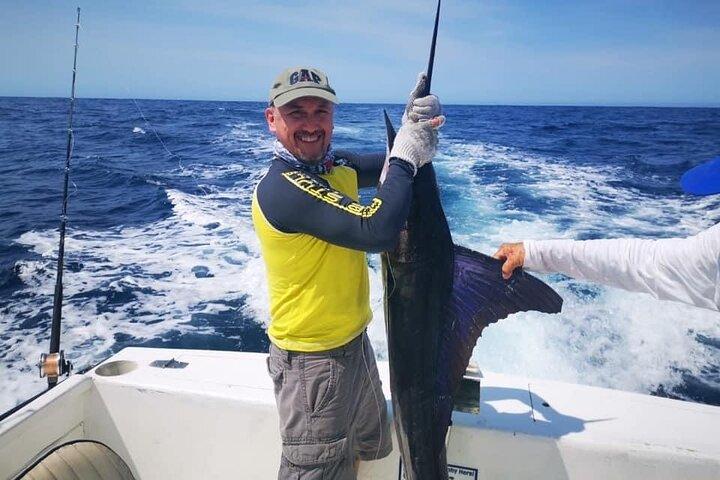 カボ サン ルーカスでの半日深海釣りチャーター