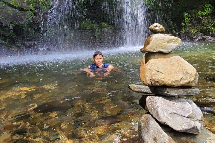Private Regenwald-Wasserfall- und Strandwanderung ab San Juan