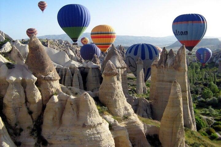 Transfert privé : de la région de la Cappadoce à l'aéroport de Nevsehir NAV en van de luxe