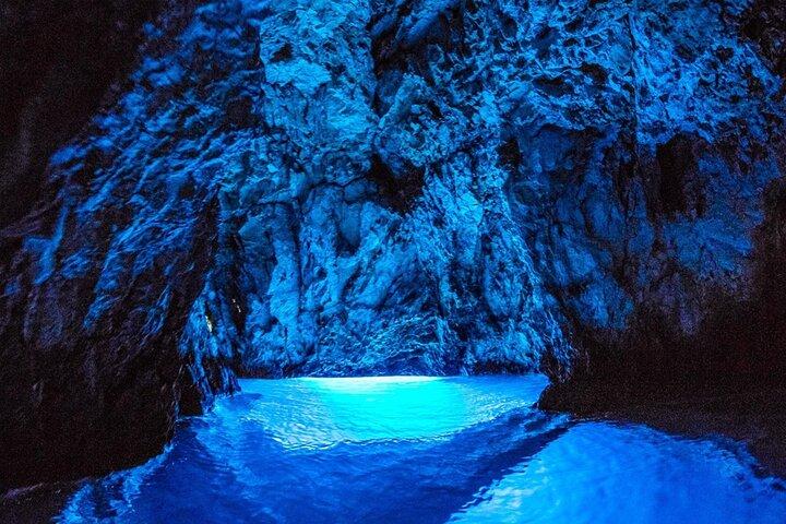 フヴァルからの水泳とシュノーケリングを伴う青の洞窟グループツアー