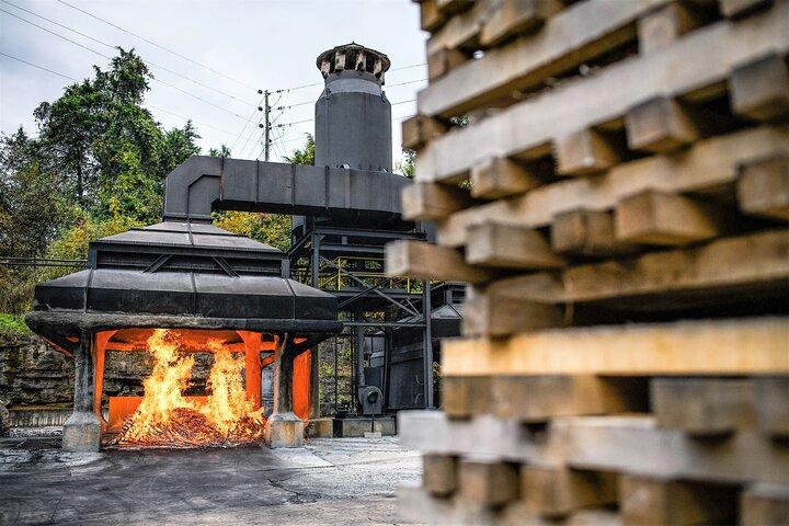 ナッシュビルからジャックダニエルの蒸留所バスツアー+ウイスキーテイスティング
