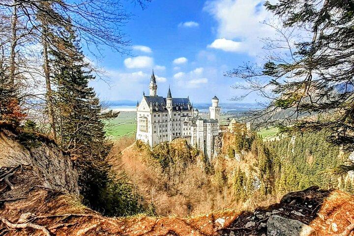 INKLUSiVE TiCKETS: Schlösser NEUSCHWANSTEIN & LiNDERHOF. Private Tour ab München