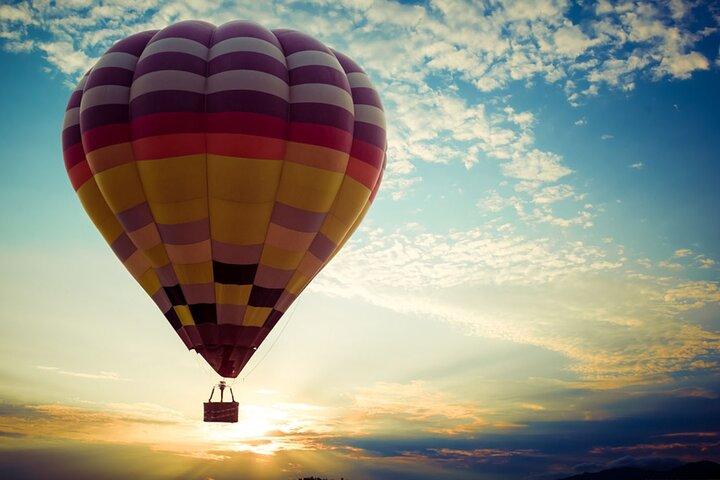 Die schönste Tour durch die Wüste von Dubai im Heißluftballon