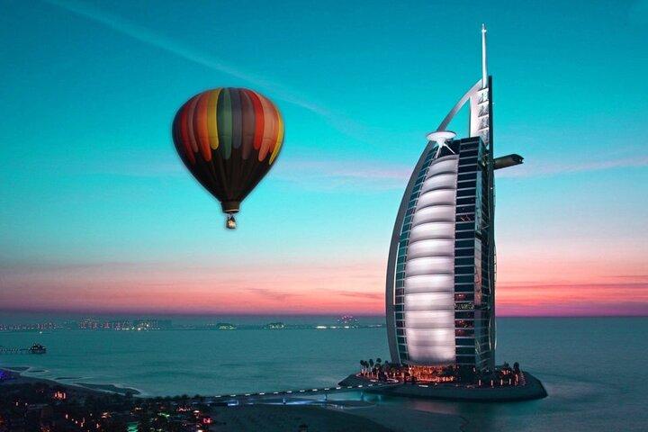 Die schönste Tour durch die Wüste von Dubai im Heißluftballon