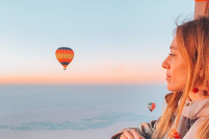 Die schönste Tour durch die Wüste von Dubai im Heißluftballon