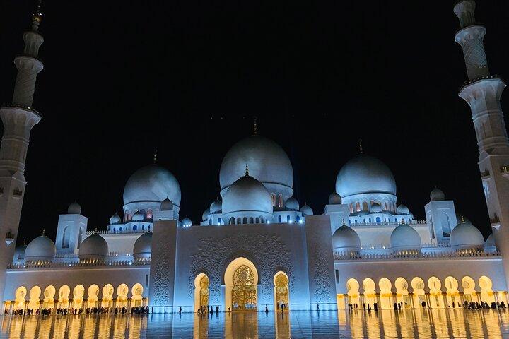 Tour della città di condivisione di Abu Dhabi di un'intera giornata