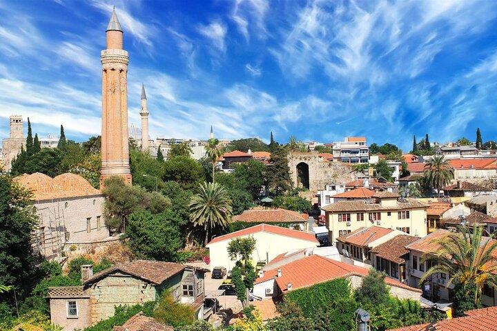 Transfert à l'arrivée de l'aéroport d'Antalya AYT à Antalya en van privé