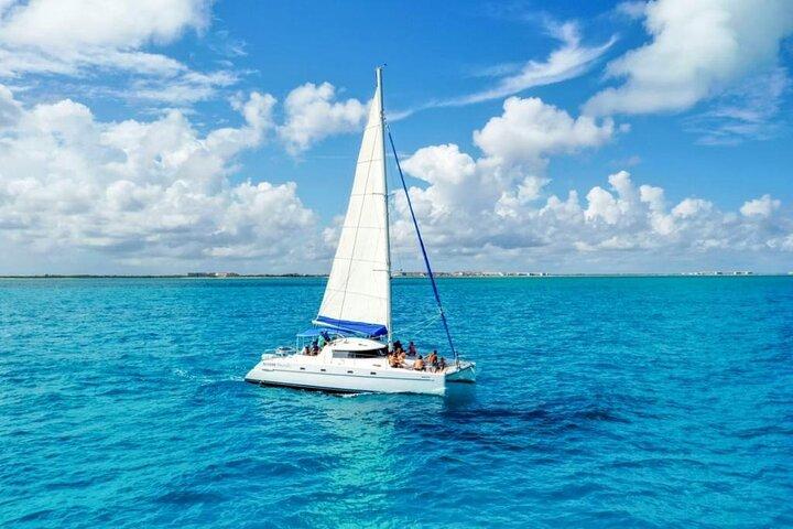Isla Mujeres: Tour in catamarano con snorkeling Pranzo, bevande, spiaggia