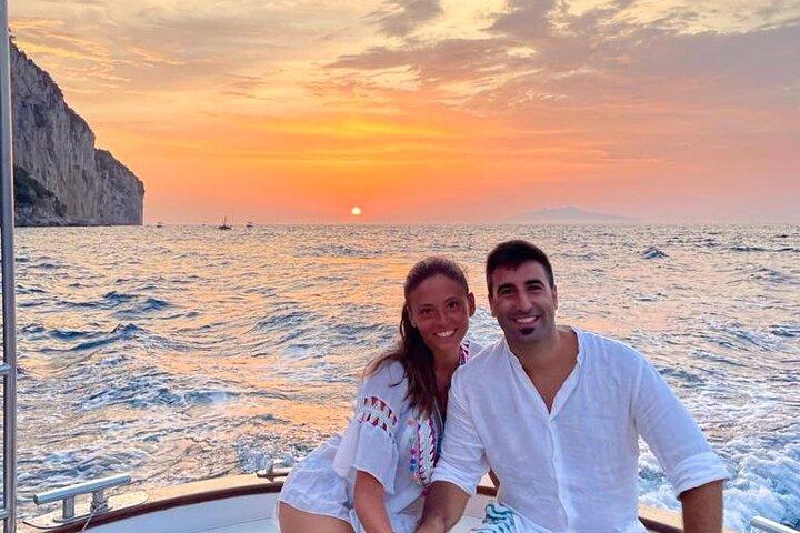Crociera al tramonto a Capri, con Prosecco, Faraglioni e soste