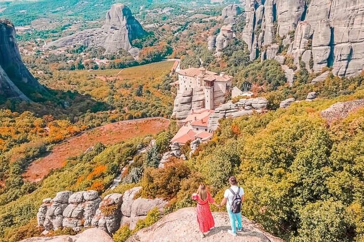 Athens to Meteora monasteries & 130,000bc cave hidden gem, prive