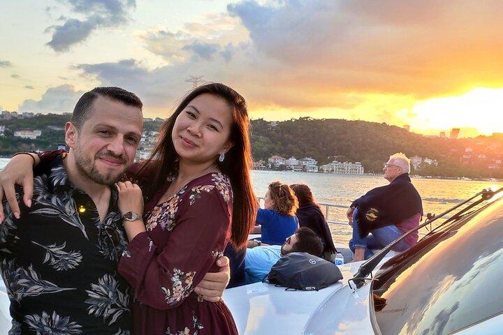 Istanbul Bosforo Tramonto Crociera in yacht di lusso con snack
