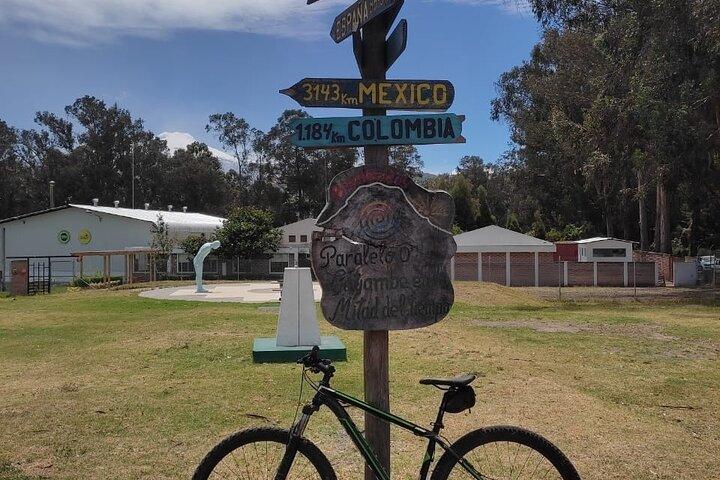 Otavalo-markt met kleine groepen en Middle of the World Mountain Bike Tour vanuit Quito