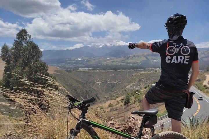 Otavalo-markt met kleine groepen en Middle of the World Mountain Bike Tour vanuit Quito