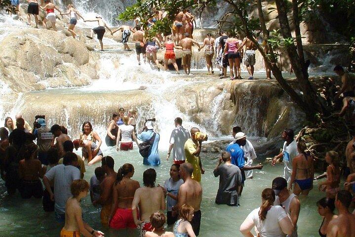 Dunns River Falls e Blue Hole Secret Falls Combinam Excursão de Montego Bay