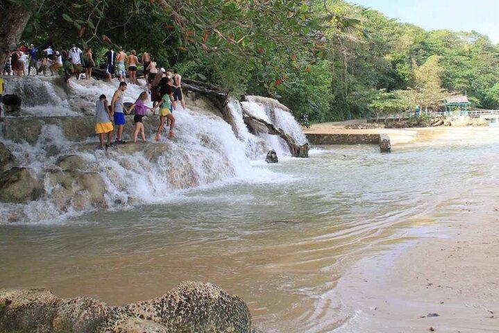 Dunns River Falls e Blue Hole Secret Falls Combinam Excursão de Montego Bay