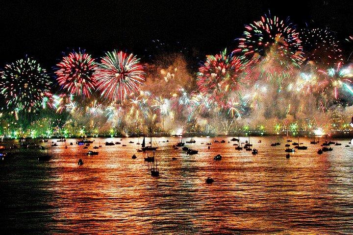 Silvester auf einem Segelboot mit Feuerwerk in Lissabon