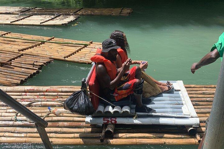 オーチョ リオスからのマーサ ブレイ バンブー リバー ラフティング ツアー