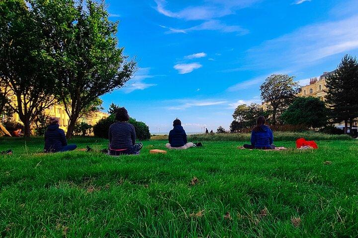 Udendørs yogaklasse ved Brightons strandpromenade