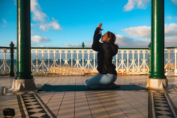 Udendørs yogaklasse ved Brightons strandpromenade
