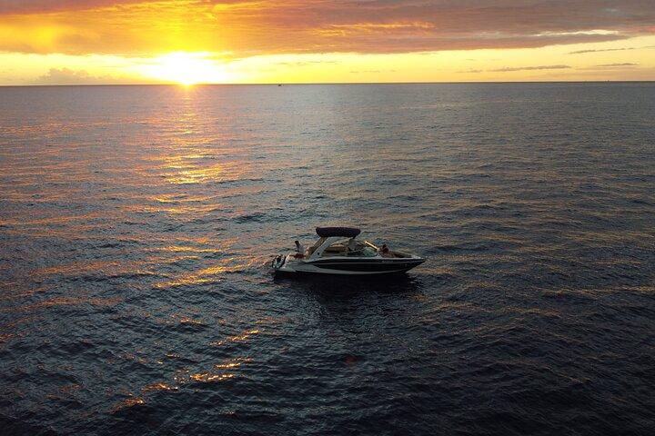 Crociera al tramonto e charter di snorkeling notturno a Manta