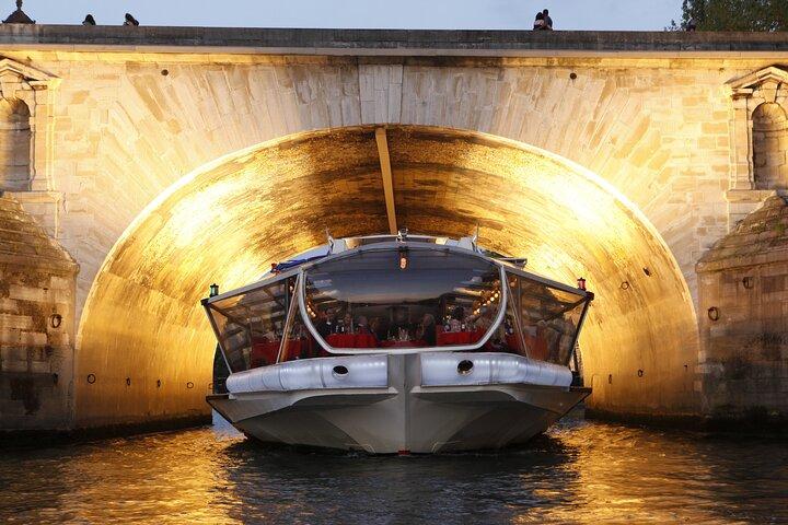 Bateaux Mouches® 大晦日パリ特別ディナークルーズ