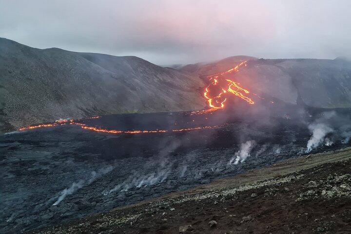 プロの地質学者との小グループ火山ハイキング