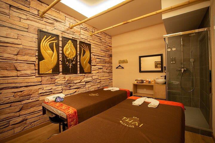 選べる60分間のカップルマッサージと30分間のフローラルバス THAI MASSAGE ALURA