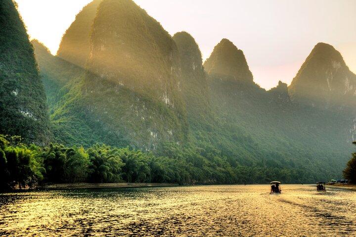 Tour privato di un giorno di rafting sul fiume Li e facile escursione al villaggio di pescatori di Xingping