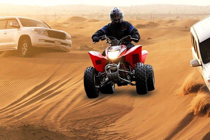 Safari di dessert mattutino premium con quad, sandboarding e dune bashing
