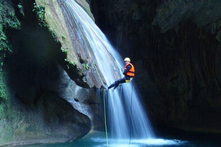 2-tägige Tour mit Canyoning und Abseilen zum Infiernillo Canyon
