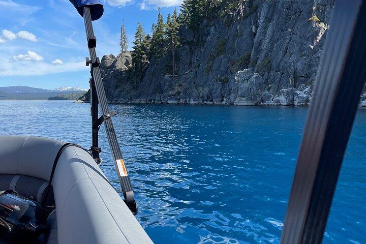 タホ湖の高級ポンツーンボートレンタル 船長費用は含まれません
