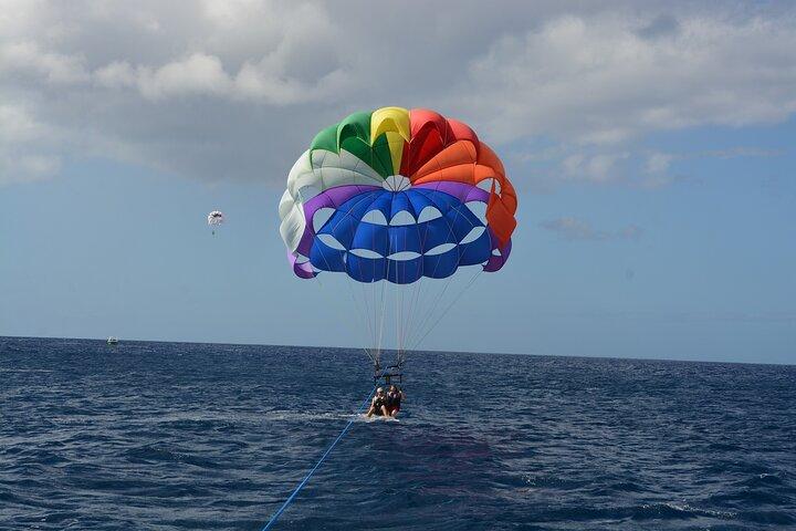 Esperienza condivisa di parasailing a Key West con Conch Train da Miami