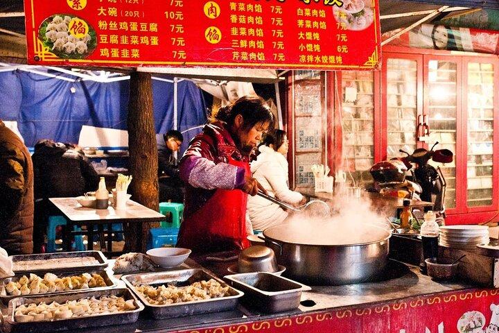 Visite gastronomique privée à pied de nuit à Shanghai avec dégustations