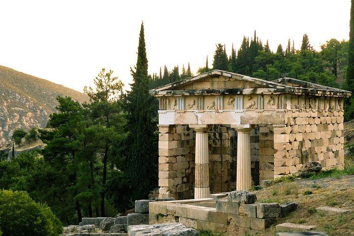 Delphi Meteora and Thermopylae 2-Day Private Tour
